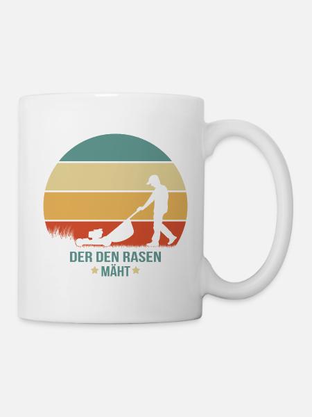 Der den Rasen mäht - Design Mann Rasenmäher Garten - Tasse - Weiß