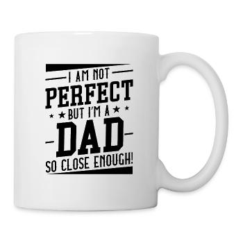 Ich bin nicht perfekt, aber ich bin ein Vater, der so nah genug ist - Tasse - Weiß - Rechts