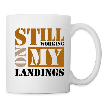 Still Working On My Landings - Tasse - Weiß - Rechts