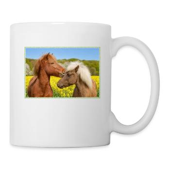 Deux chevaux islandais câlins dans un pré au printemps - Mug blanc - blanc - Droite