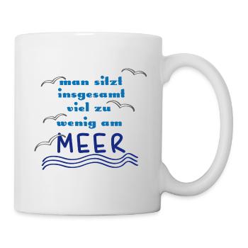 Man sitzt insgesamt zu wenig am Meer - Tasse - Weiß - Rechts