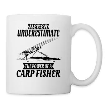 NEVER UNDERESTIMATE CARP FISHER by 36 Tactics - Tasse - Weiß - Rechts