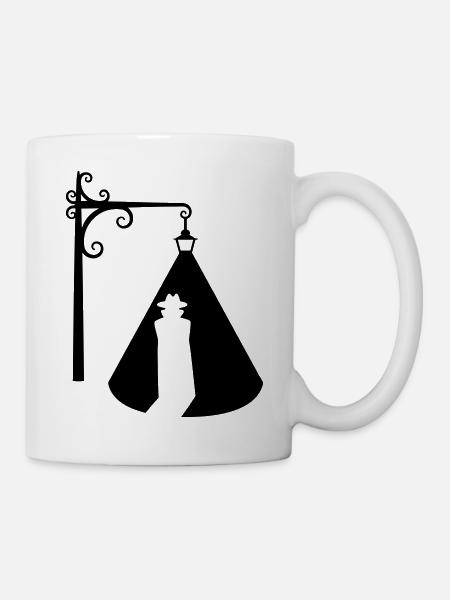 homme sous silhouette de réverbère - Mug blanc - blanc