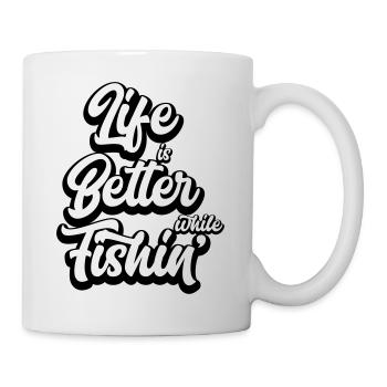 Life Is Better While Fishin' - Tasse - Weiß - Rechts