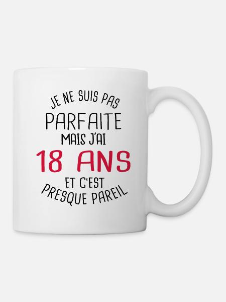Pas parfaite mais j'ai 18 ans c'est presque pareil - Mug blanc - blanc