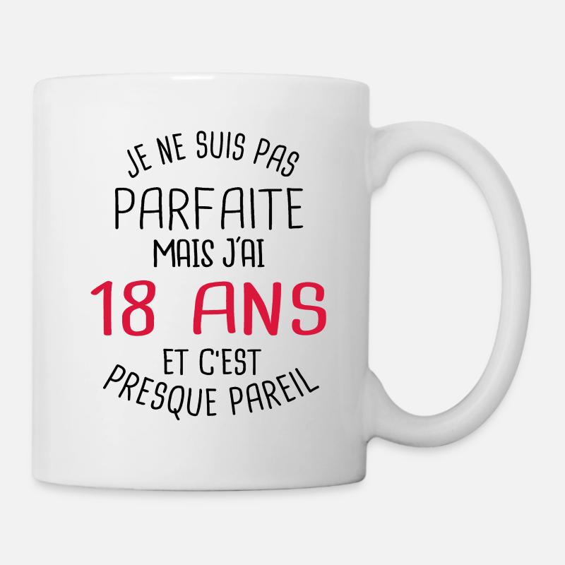 Pas parfaite mais j'ai 18 ans c'est presque pareil - Mug blanc - blanc