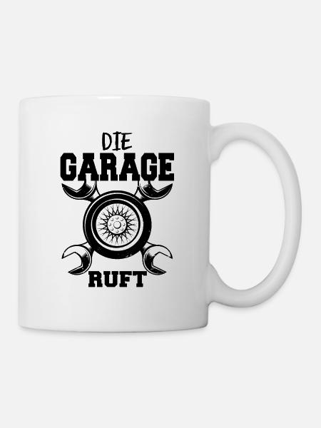 Die Garage ruft - Autoschrauber Mechaniker - Tasse - Weiß