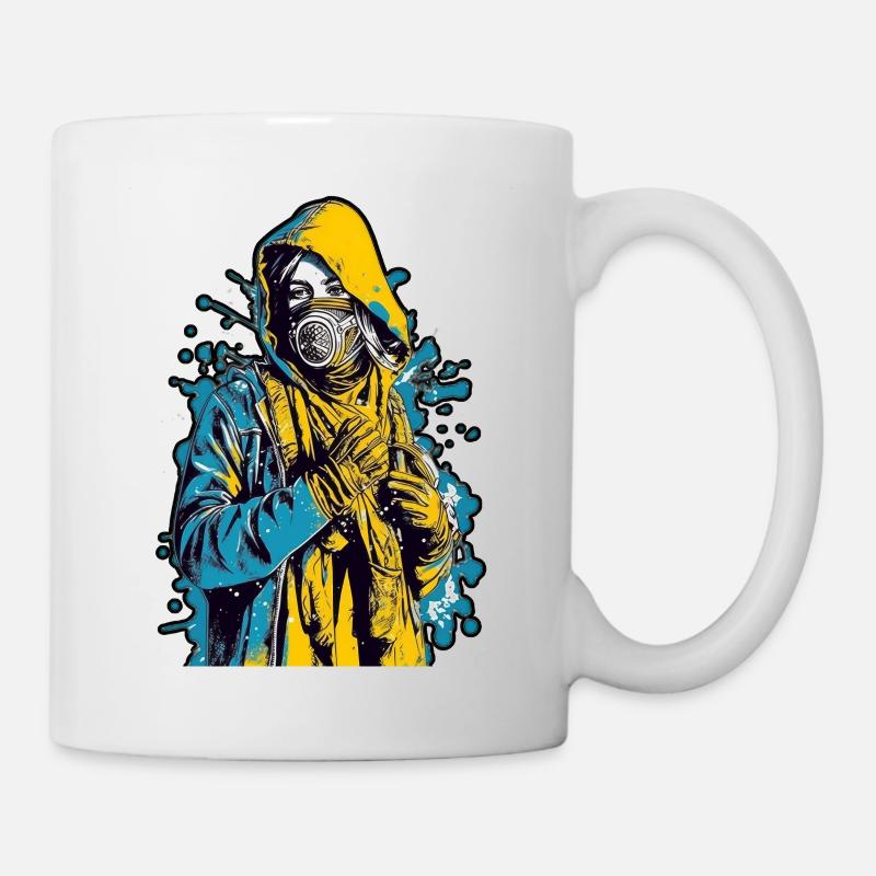 Kapuzenfrau trägt eine Gesichtsmaske mit einem gelben - Tasse - Weiß