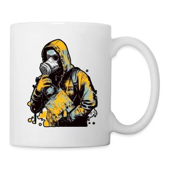 Kapuzenfrau trägt eine Gesichtsmaske mit einem gelben - Tasse - Weiß - Rechts