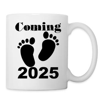 Bébé arrive en 2025, future maman en 2025, pieds de bébé - Mug blanc - blanc - Droite