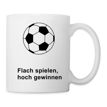 Flach spielen hoch gewinnen - Fußball-Weisheit - Tasse - Weiß - Rechts