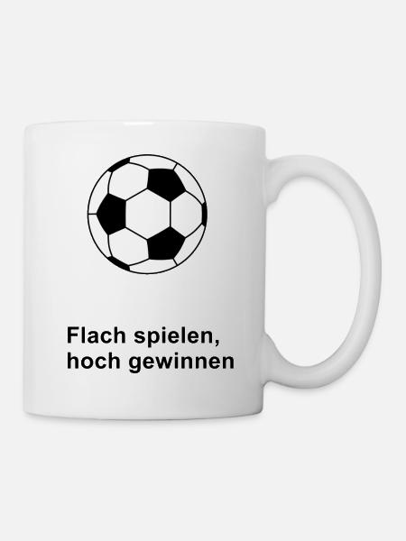 Flach spielen hoch gewinnen - Fußball-Weisheit - Tasse - Weiß