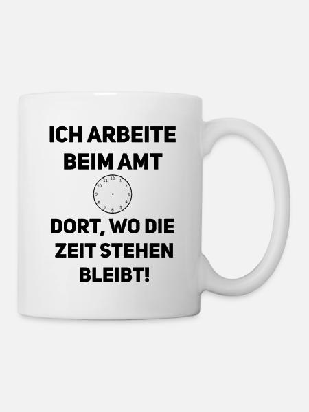 Zeit bleibt stehen – Willkommen im Amt - Tasse - Weiß