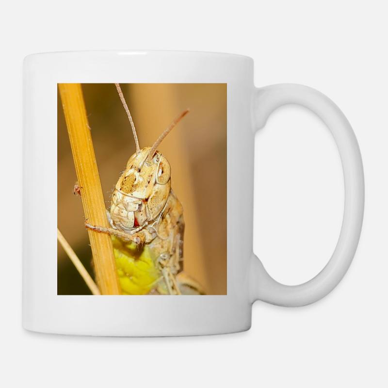 Macrophotographie d’une sauterelle en détails - Mug blanc - blanc