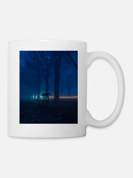 Einsame Bank im nebligen Park - Tasse - Weiß