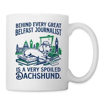 Belfast Journalist And Spoiled Dachshund Dog - Tasse - Weiß - Rechts