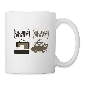 Nähen Humor Geschenke Sie liebt mich mehr Nähen - Tasse - Weiß - Rechts