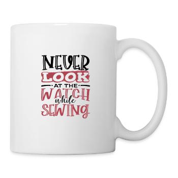 Cadeau de couturière Ne regardez jamais la montre pendant - Mug blanc - blanc - Droite
