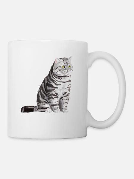 Sitzende Tabby Britisch Kurzhaar Katze - Tasse - Weiß