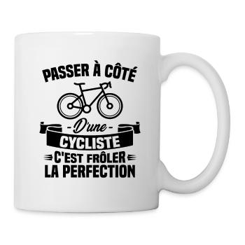 Passer à coté d un cycliste, frôler la perfection - Mug blanc - blanc - Droite
