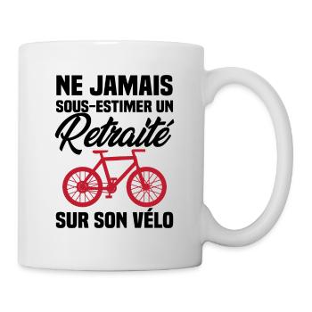 Ne jamais sous estimer un retraité sur son vélo - Mug blanc - blanc - Droite