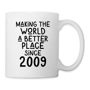 Making the World a better place since 2009 - Tasse - Weiß - Rechts