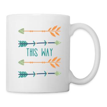 De cette façon | Flèches | Panneau indicateur drôle - Mug blanc - blanc - Droite
