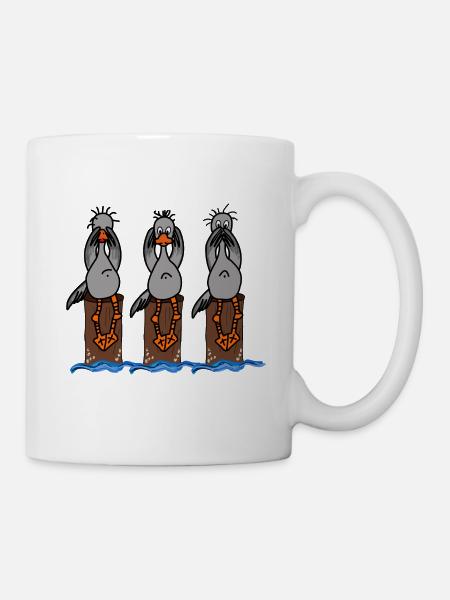 Drei Möwen die auf Buhnen sitzen .Die Möwen. - Tasse - Weiß