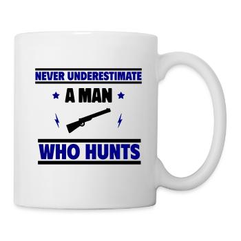Ne sous-estimez jamais un homme qui chasse - Mug blanc - blanc - Droite