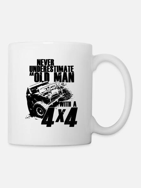 NE SOUS-ESTIMEZ JAMAIS UN VIEIL HOMME AVEC UN 4X4 - Mug blanc - blanc