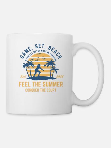 Volleyballmädchen, das im Sommer am Strand spielt - Tasse - Weiß
