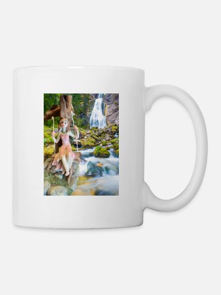 Jeune fille sur balancelle avec cascade d’eau - Mug blanc - blanc