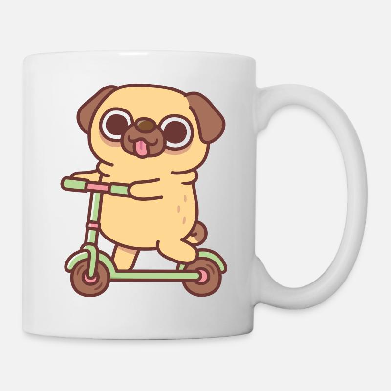Carlin mignon jouant sur une trottinette - Mug blanc - blanc