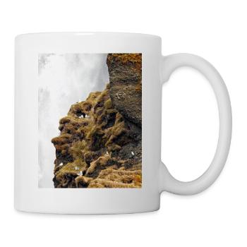 Des oiseaux marins assis sur la falaise près de la cascade - Mug blanc - blanc - Droite