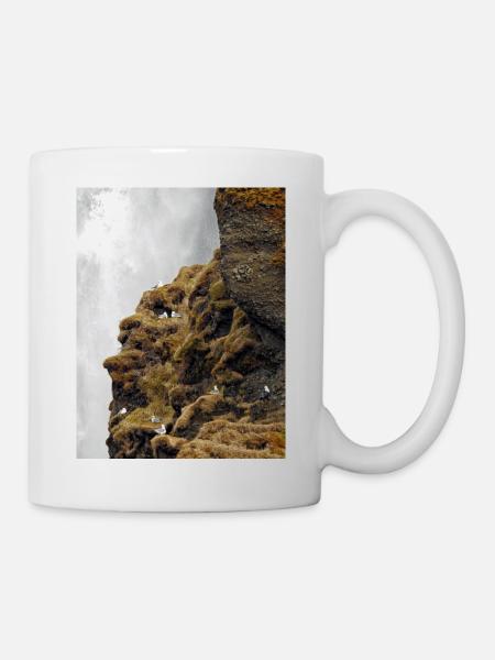 Seevögel, die auf der Klippe nahe dem Wasserfall sitzen, sitzen - Tasse - Weiß