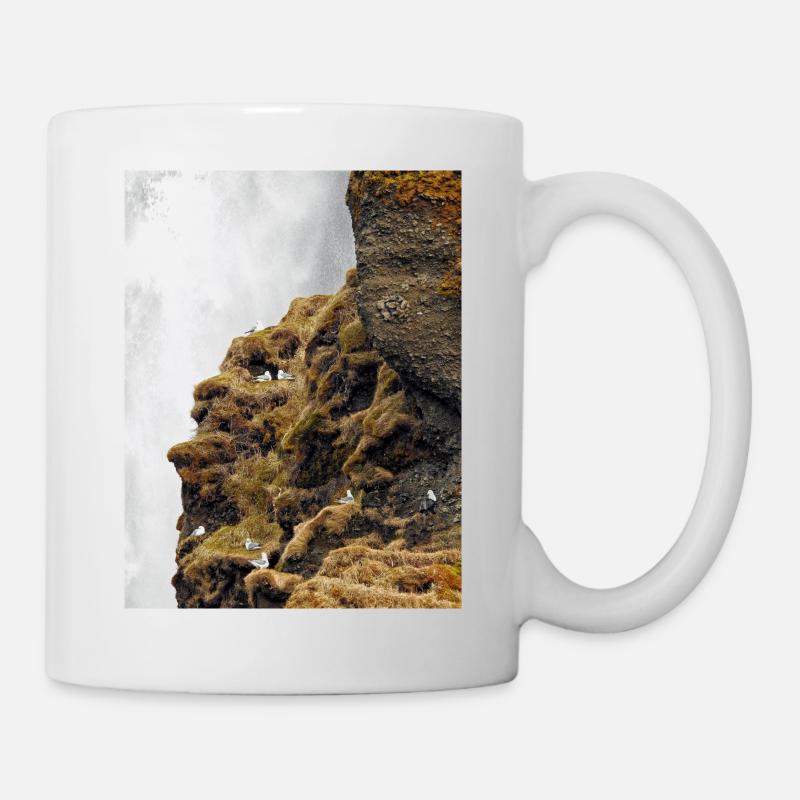 Seevögel, die auf der Klippe nahe dem Wasserfall sitzen, sitzen - Tasse - Weiß