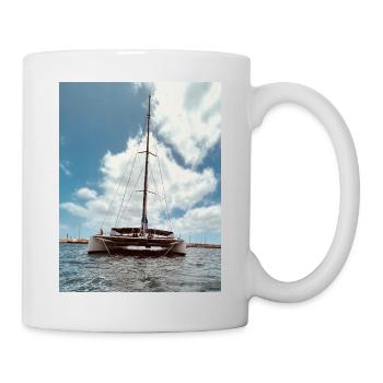 Katamaran über das Wasser segeln - Tasse - Weiß - Rechts