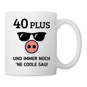 40 Plus Und Immer Noch ’Ne Coole Sau! (Geburtstag) - Tasse - Weiß - Rechts