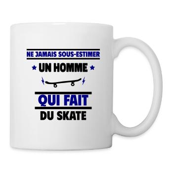 Ne sous-estimez jamais un homme qui fait du skate - Mug blanc - blanc - Droite
