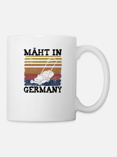 Mäht in Germany Rasenmäher Rasen mähen Spruch Papa - Tasse - Weiß