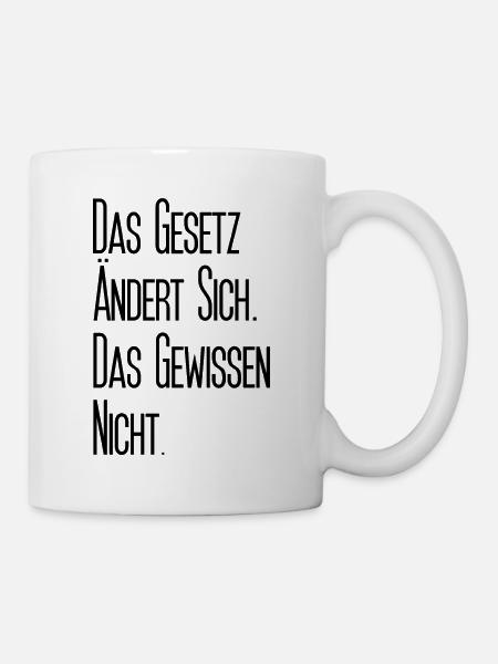 Das Gesetz ändert sich. Das Gewissen nicht. - Tasse - Weiß