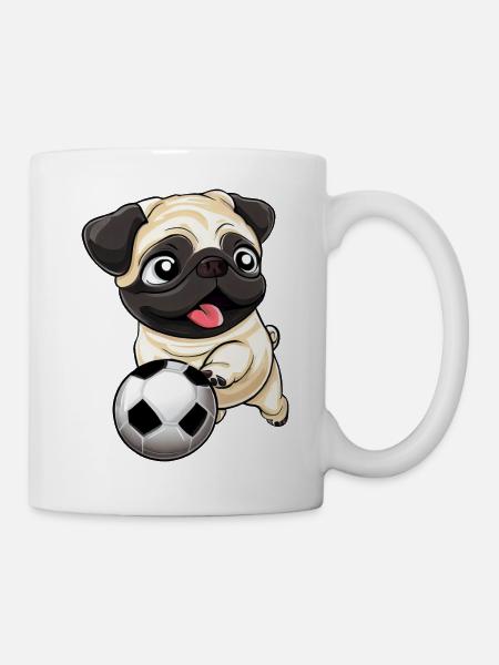 Mops im Fußballfieber: Star auf dem Spielfeld - Tasse - Weiß