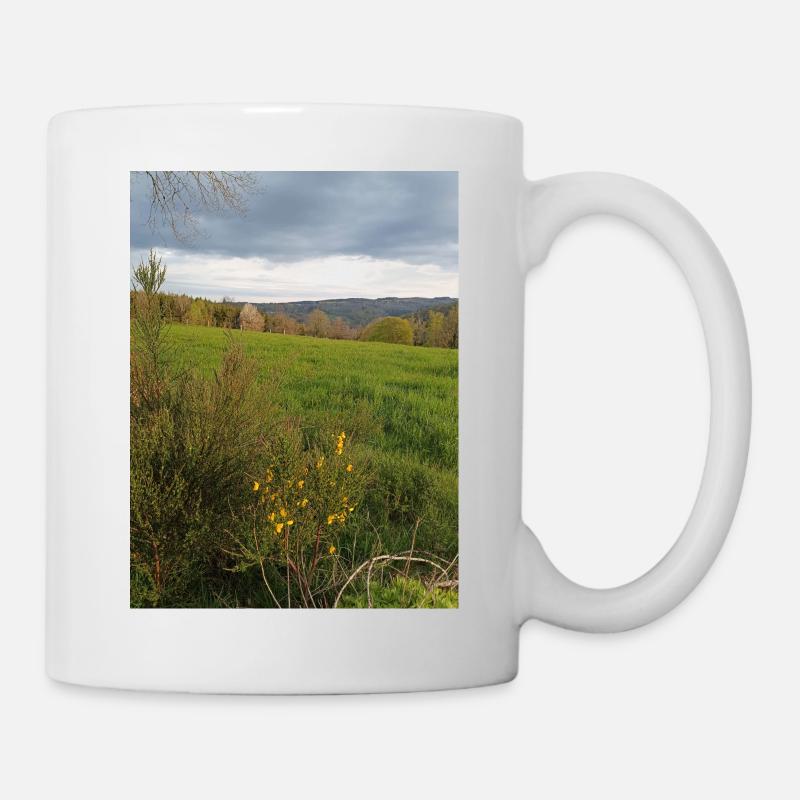 Feld unter grauem Himmel - Tasse - Weiß