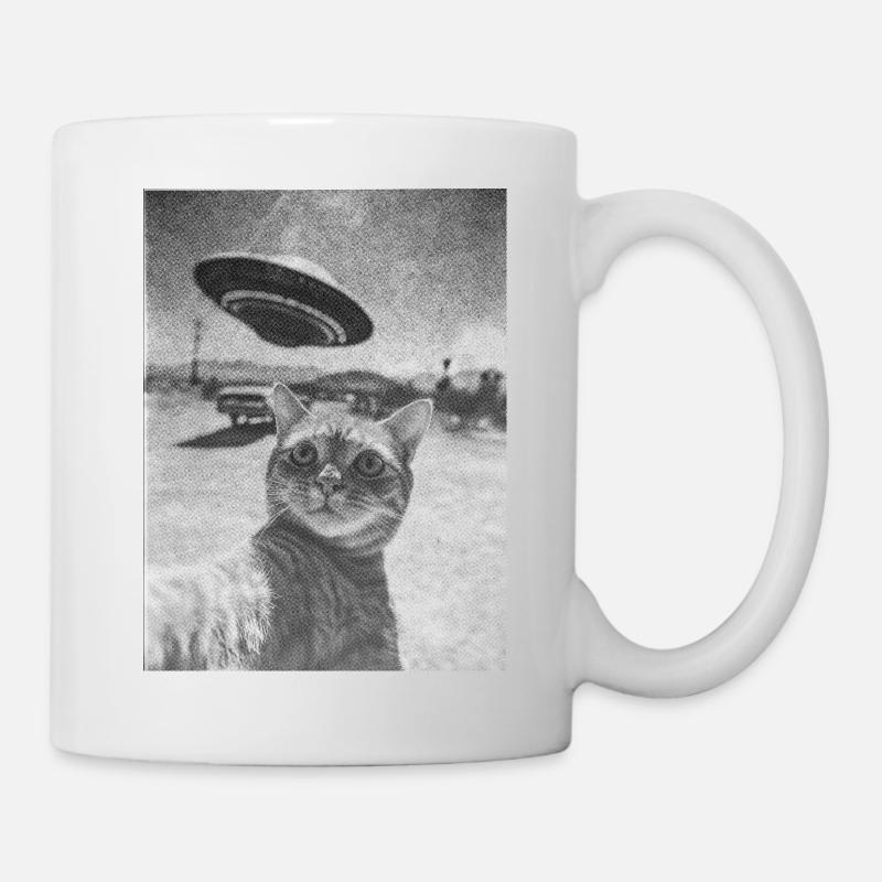 Surreal: cat + ufo - Tasse - Weiß