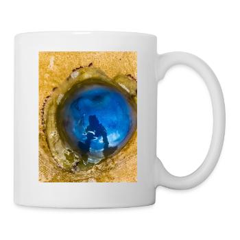 Blue jellyfish with Reflection on Sand "Me and my Yelly - Mug - white - Right