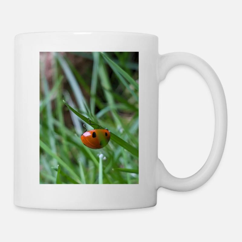 Gros plan : Coccinelle sur l’herbe - Mug blanc - blanc