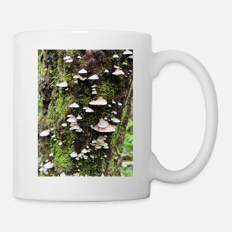 Moosbewachsene Pilzkolonie am Baum - Tasse - Weiß