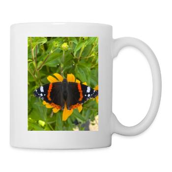 Papillon Firewing sur fleurs jaunes - Mug blanc - blanc - Droite