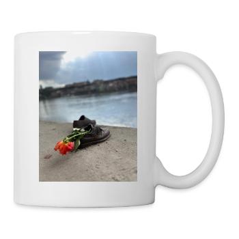 Une chaussure au bord avec une fleur - Mug blanc - blanc - Droite
