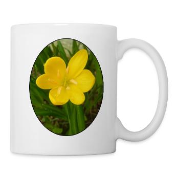 Gelbe Blüte im Vordergrund - Tasse - Weiß - Rechts